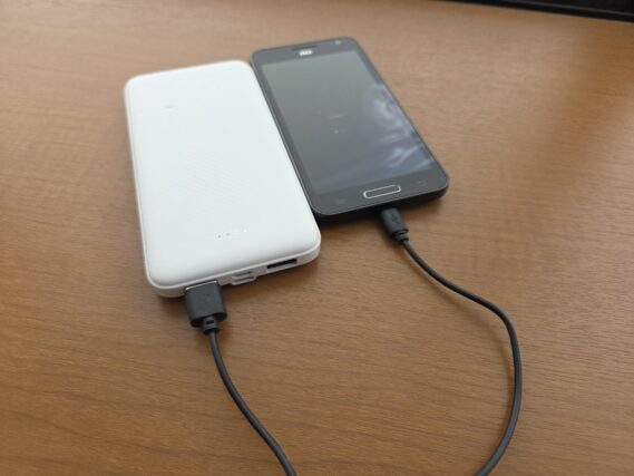充電器やモバイルバッテリーも古いスマホとまとめて捨てよう
