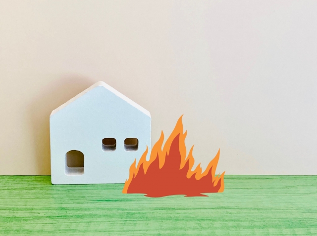 ゴミ屋敷は火事の原因になる！火災・出火の責任や放火のリスクも解説