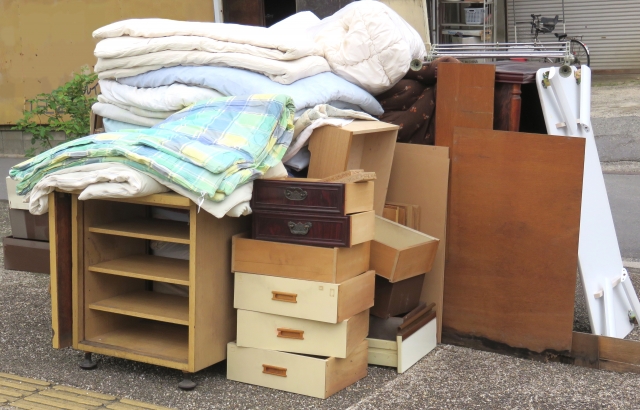 シールを粗大ゴミに貼って指定場所に出す