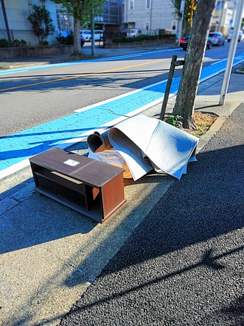 決められた場所と日時に粗大ゴミを出す