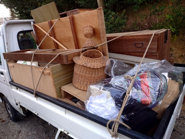 各施設に粗大ゴミを車で運ぶ