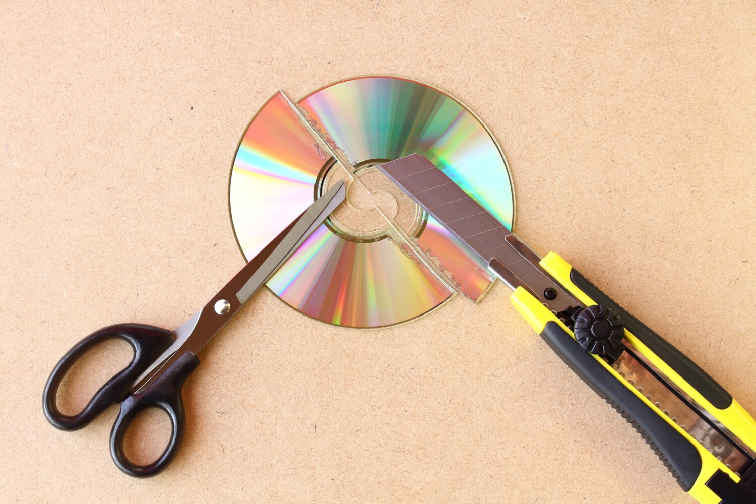 個人情報や機密情報が入ったCD・DVDのデータ消去方法