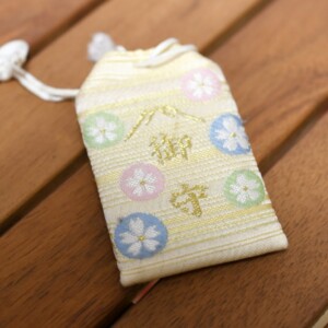 古いお守りの捨て方を徹底解説|何個もあるなら自宅の燃えるゴミでいい?